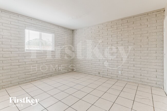 Building Photo - 1619 E Campus Dr