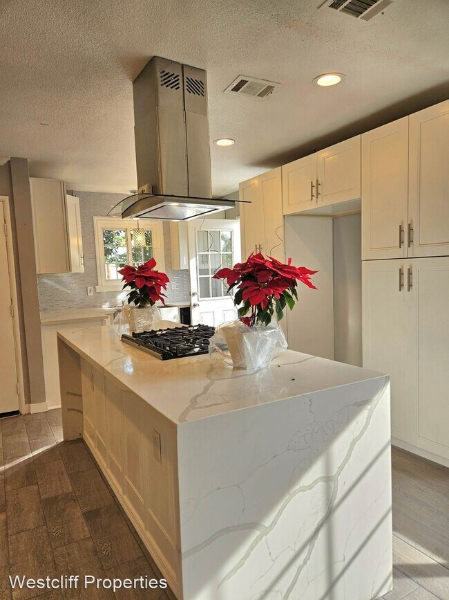 Building Photo - 3 br, 1 bath House - 1012 S. Baker St