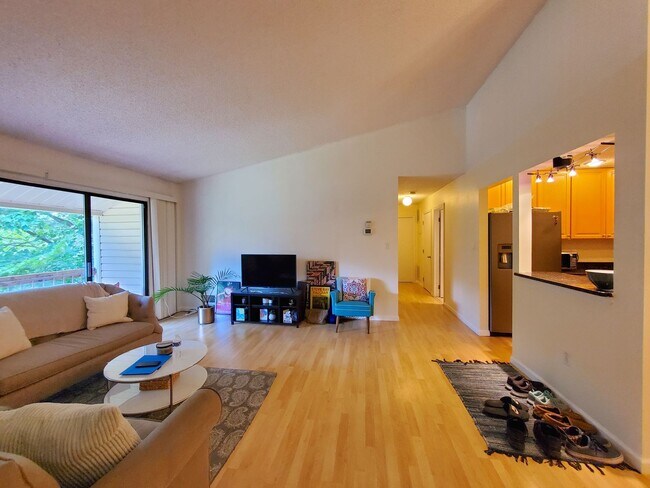 Building Photo - Updated 2nd fl, end-unit/"penthouse" condo...