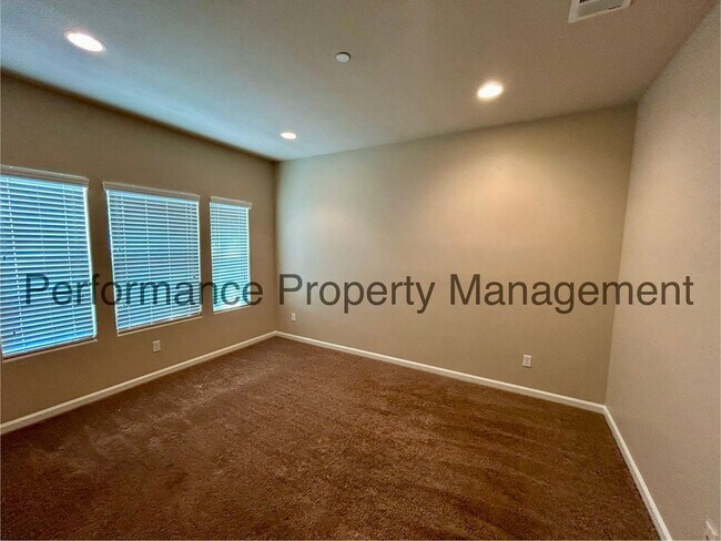 Building Photo - Stunning 4 Bed/3 Bath + Office in NW Baker...