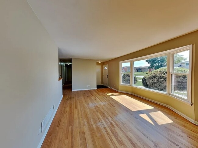 Building Photo - 7649 S Oconto Ave