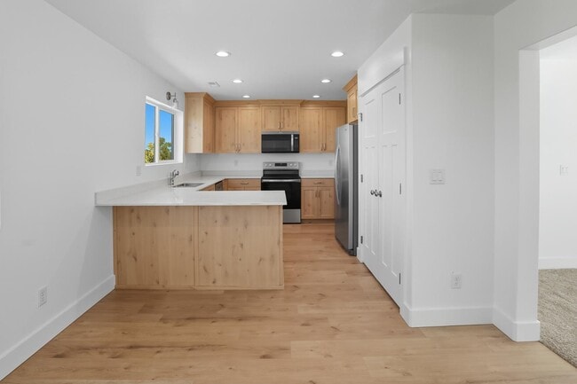 Building Photo - 225 265