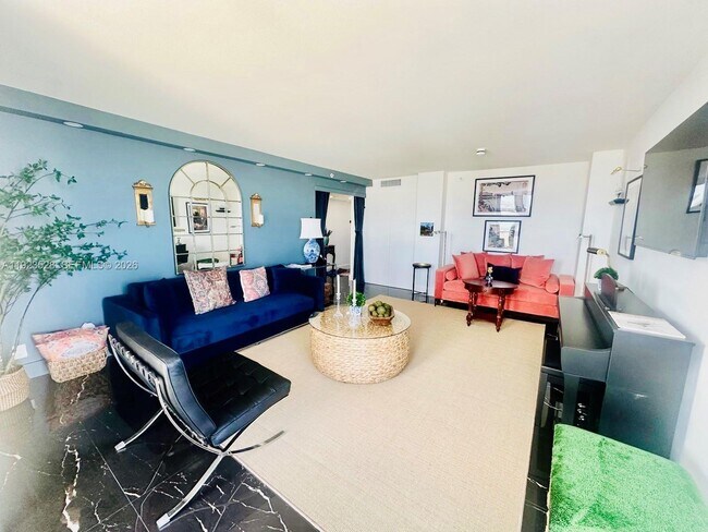 Building Photo - 2555 Collins Ave