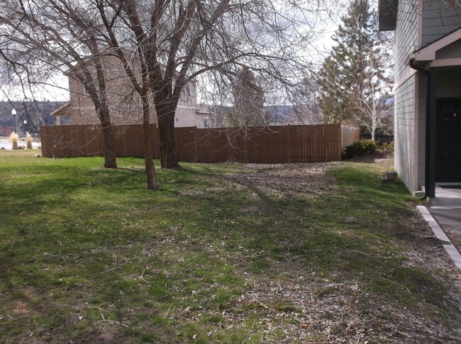 Building Photo - 812 W Oregon Ave