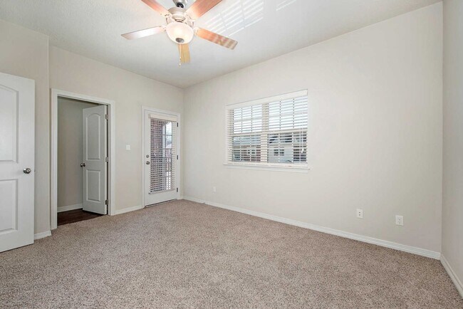 Foto del edificio - August 2026 Move In! 3 Bed, 3.5 Bath Condo in Great Community!