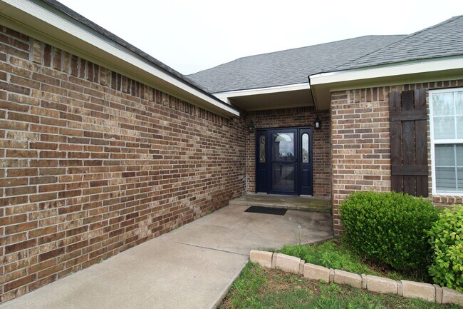 Building Photo - Beautiful Brick 3 bedroom 2 bathroom