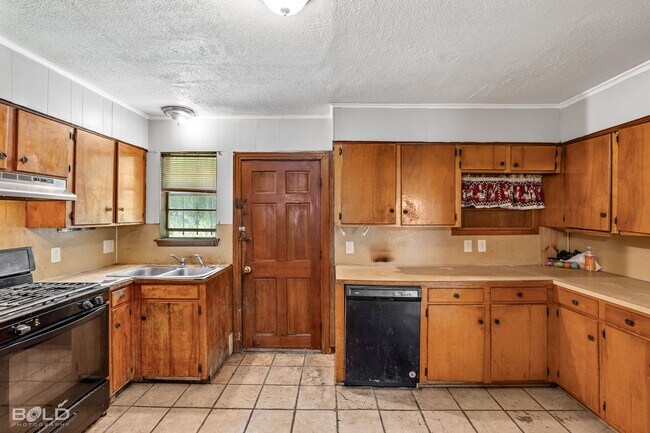 Building Photo - 4 BEDROOM 2 BATH