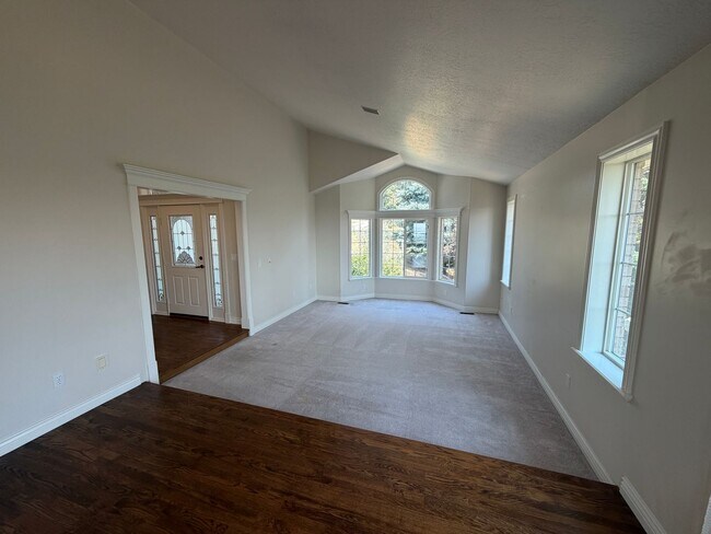 Foto del edificio - Spacious 4 Bed, 5 Bath Home with 3-Car Garage in Layton!