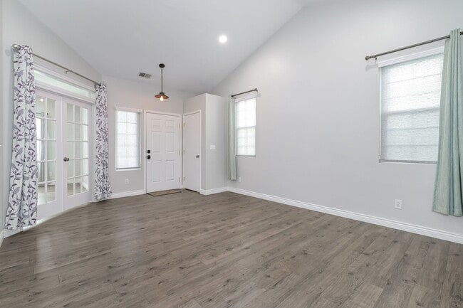 Foto del edificio - Bright & Airy 3 Bed/2 Bath with Attached Garage