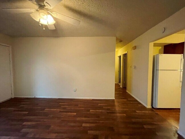 Foto del edificio - 7203 Ellington Cir