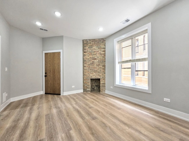 Building Photo - 428 W Belden Ave