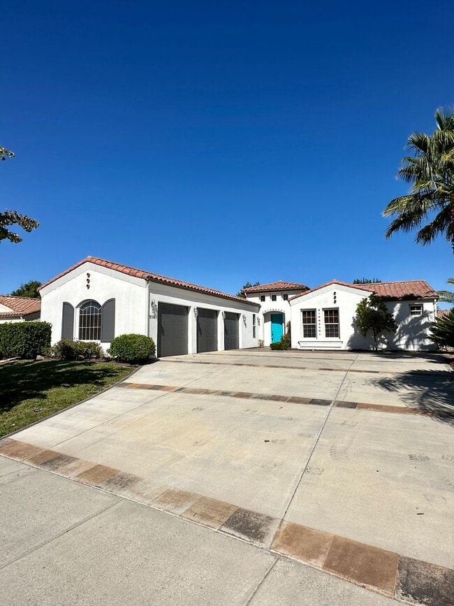 Building Photo - 936 Salida Del Sol
