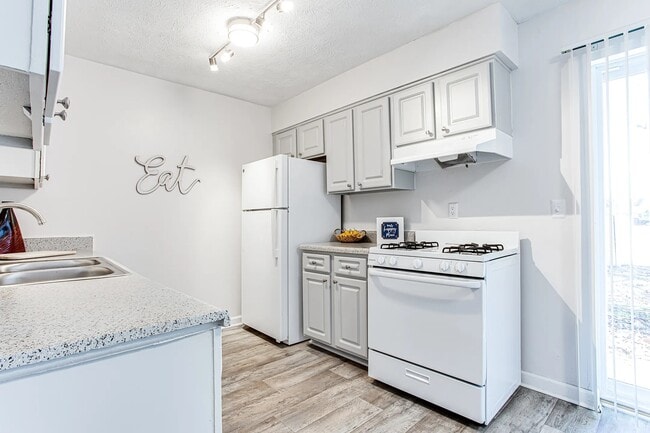 Building Photo - Brookfield Park Townhomes & Apartments