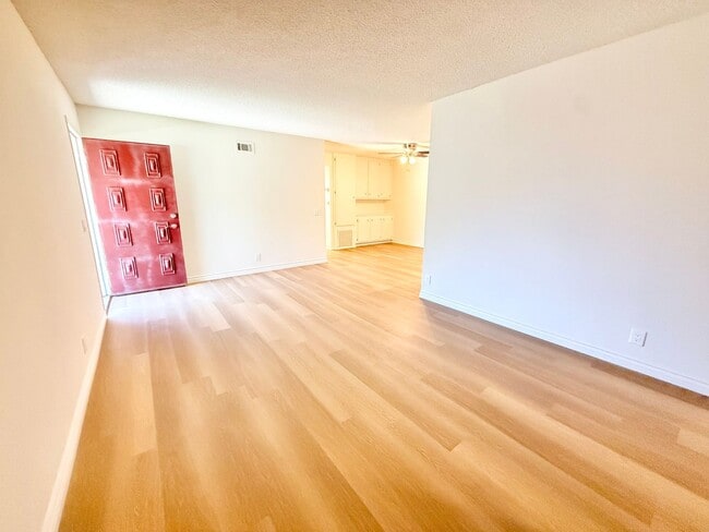 Building Photo - 4661 Larwin Ave