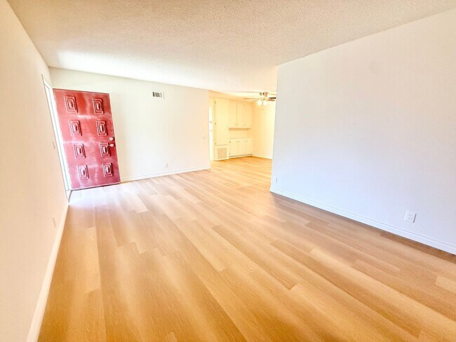Foto del edificio - 4661 Larwin Ave