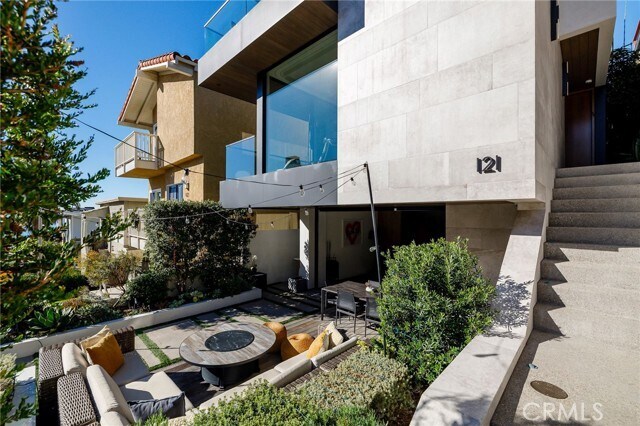 Building Photo - 121 25th St