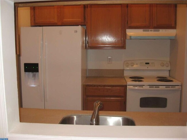 Kitchen with a NEW double door refrigerator, dishwasher etc. - 910 Willings Way