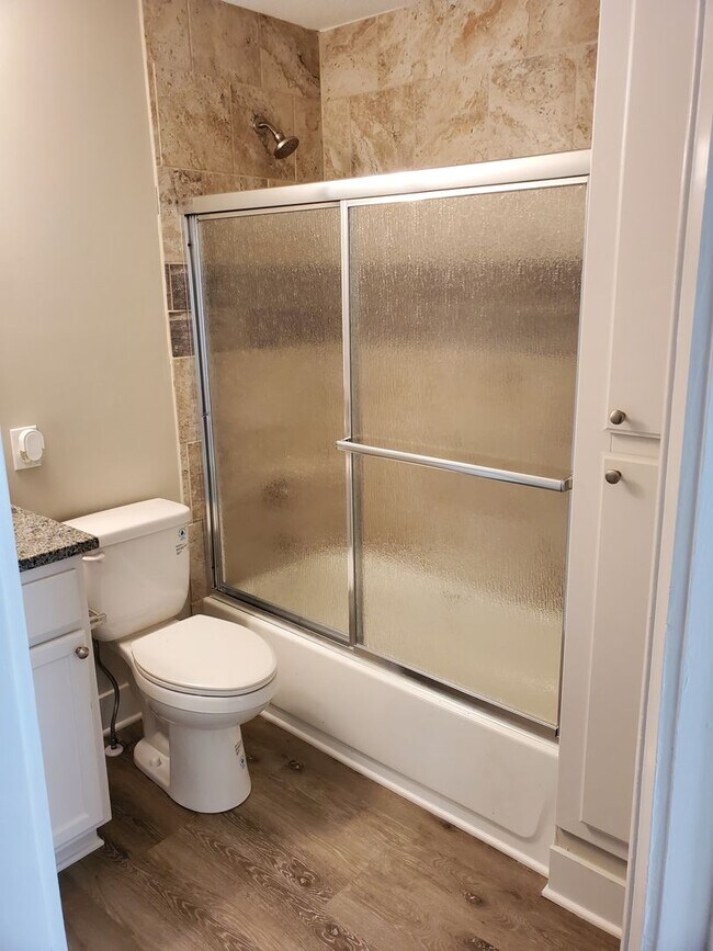 Foto del edificio - 2 bdrm/1.5 bath with garage fenced in yard...