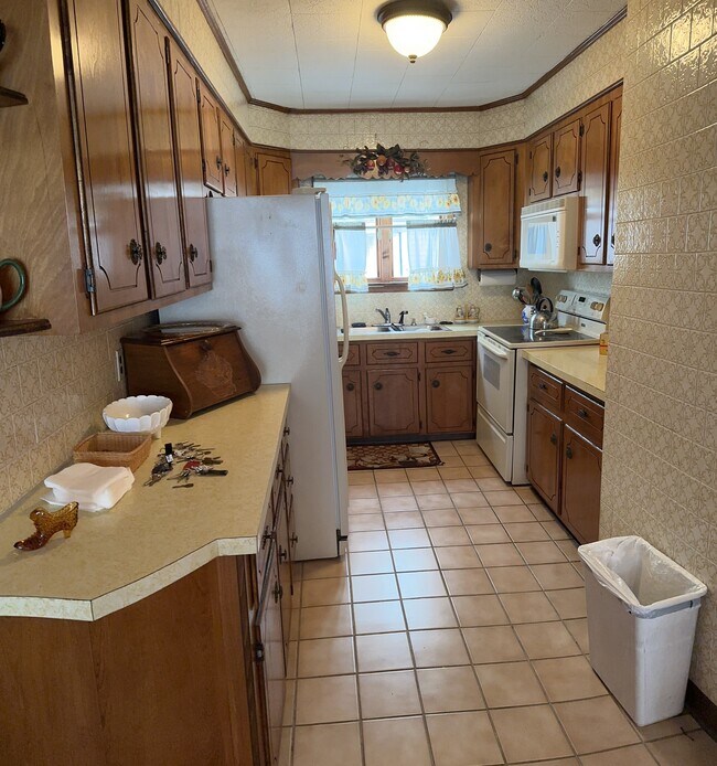 822 2nd St Unit 1st floor, Fall River, MA 02721 Apartments in Fall