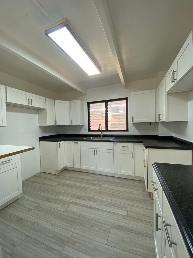 Building Photo - Townhome 3 Bedroom, 1 Bath