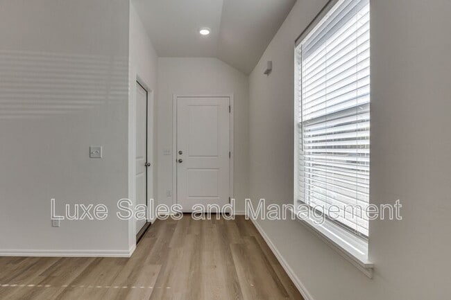 Photo - 11611 Mackenzie Wy House