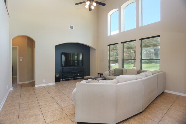 Building Photo - 611 Oxalis