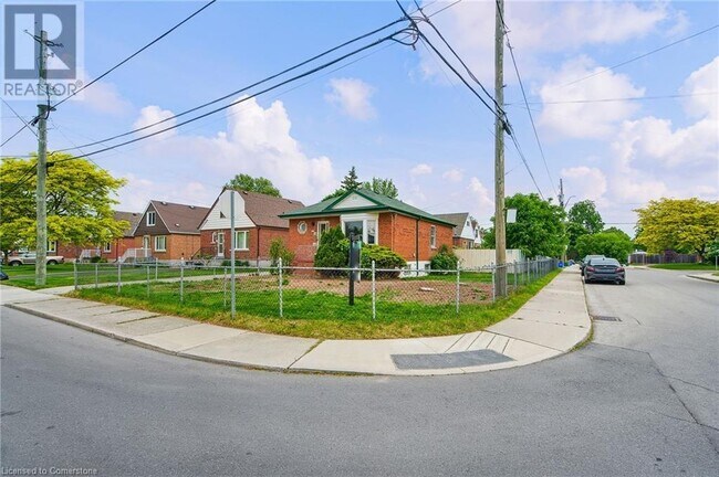 Building Photo - 287 Montrose Ave