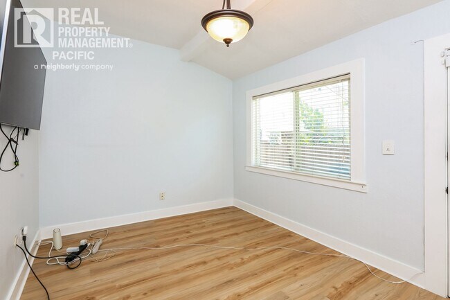 Foto del edificio - Bright & Spacious Oakland Home with Backya...