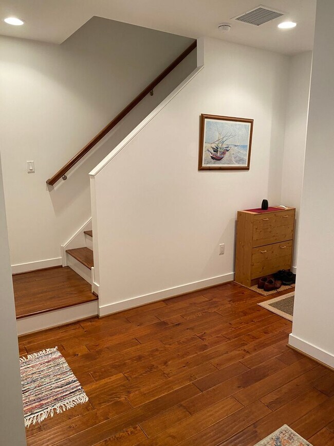 Building Photo - Stunning 3-Bedroom Townhome with One-Car G...