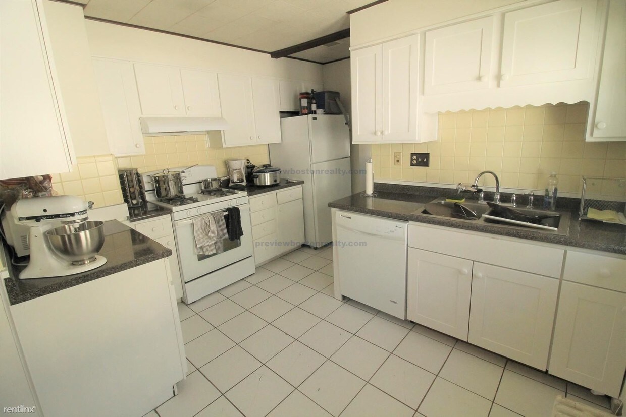 Primary Photo - 72 Turner St
