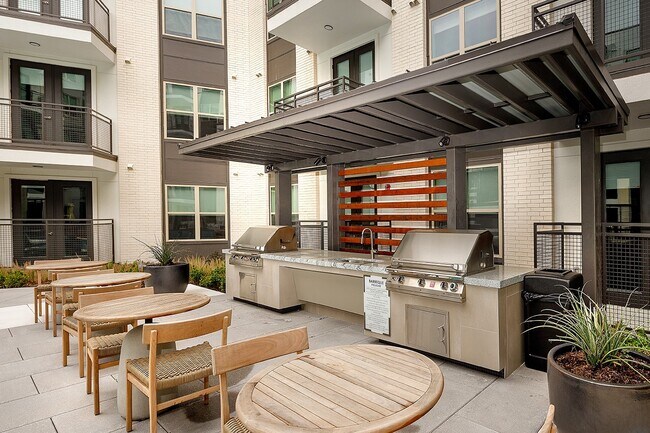 Foto del edificio - 8900 Six Pines Dr