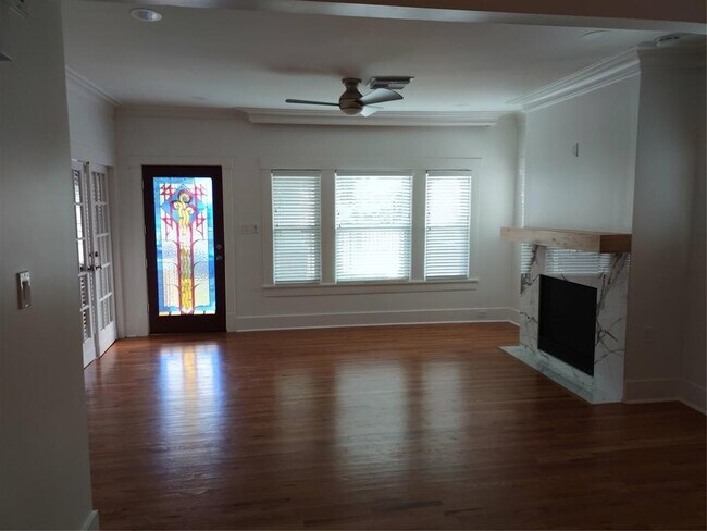 Building Photo - 1006 Missouri St