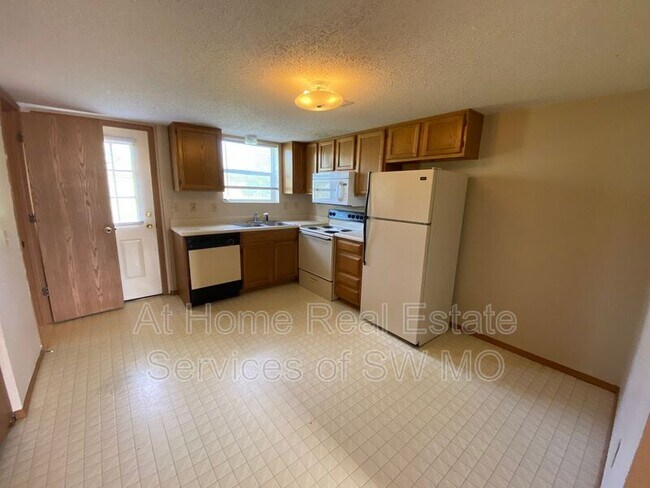 Building Photo - 1167 W Hall St