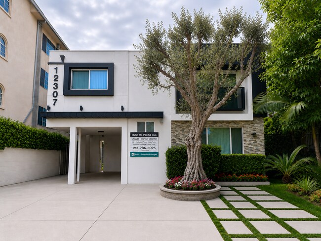 Foto del edificio - 12301-12307 Pacific Ave