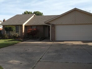 Building Photo - 2312 Shadowlake Dr