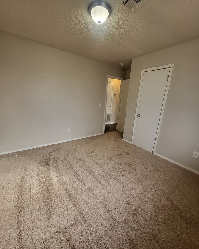 Building Photo - Welcome Home!!