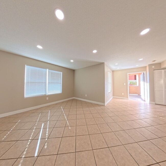 Building Photo - BEAUTIFULLY UPDATED 2 BED 2 BATH CONDO IN ...