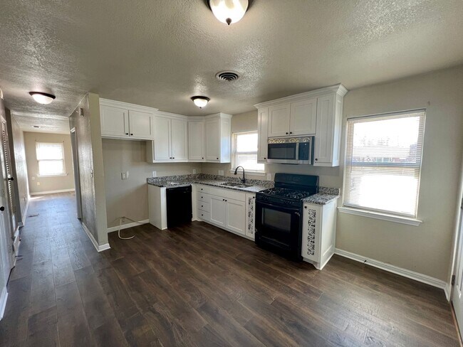 Foto del edificio - FOR LEASE! 3 Bedrooms, 1.5 Baths, 1 Car Garage with a HUGE Backyard