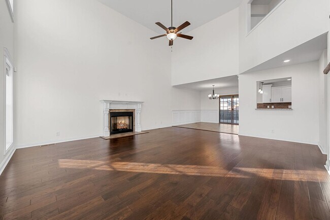 Building Photo - Pet Friendly Four Bedroom with Bonus!