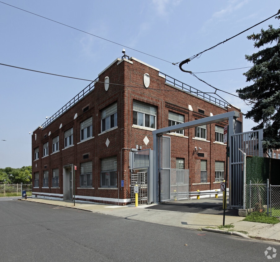 Building Photo - Davis Ave Apartment House