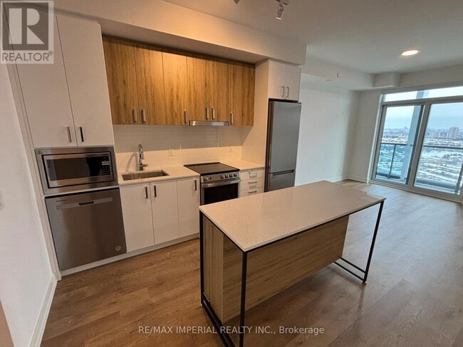 Photo du bâtiment - 30 Upper Mall Wy