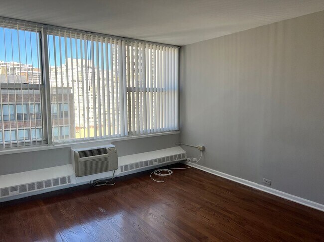 Building Photo - 5650 N Sheridan Rd