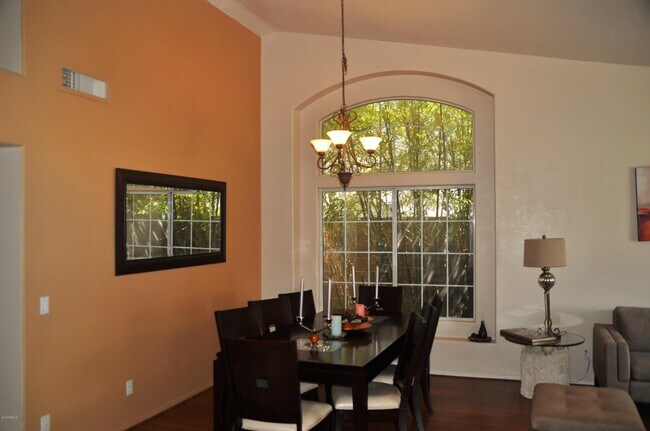 Foto del edificio - 614 W Horseshoe Ave