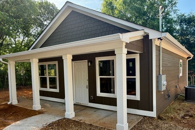 Building Photo - Two Bedroom Cottage