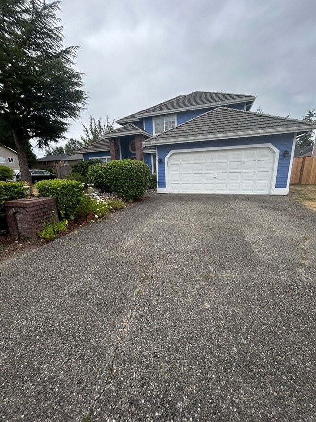 Building Photo - 4 Bed 3 Bath Fully Fenced Kenmore Home