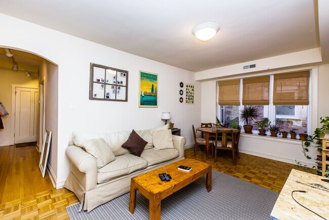 Foto del edificio - Large 3bedroom/1bath unit in Bucktown! Central Air, FREE Laundry, and close to Blue Line!