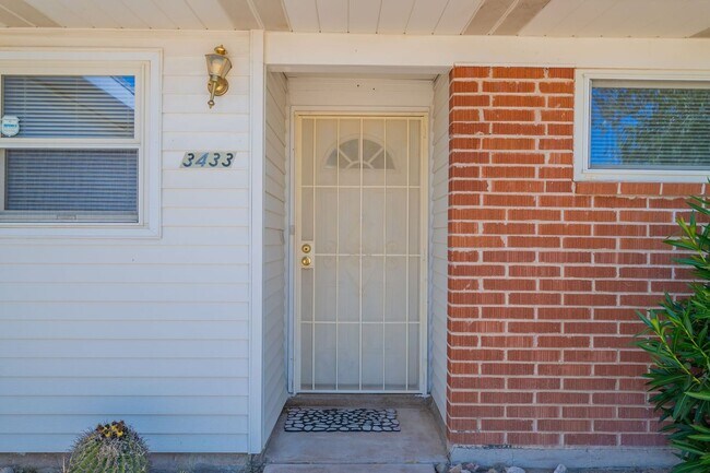 Foto del edificio - 3 bed/2bath home with large backyard.