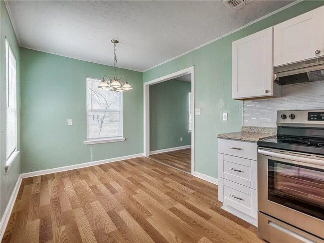 Building Photo - $200.00 off first FULL Month's rent Move-i...