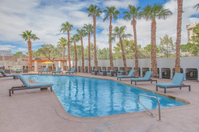 Foto del edificio - 1020 E Desert Inn Rd