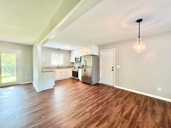Building Photo - 3 Bedroom with Beautiful Updates Throughout